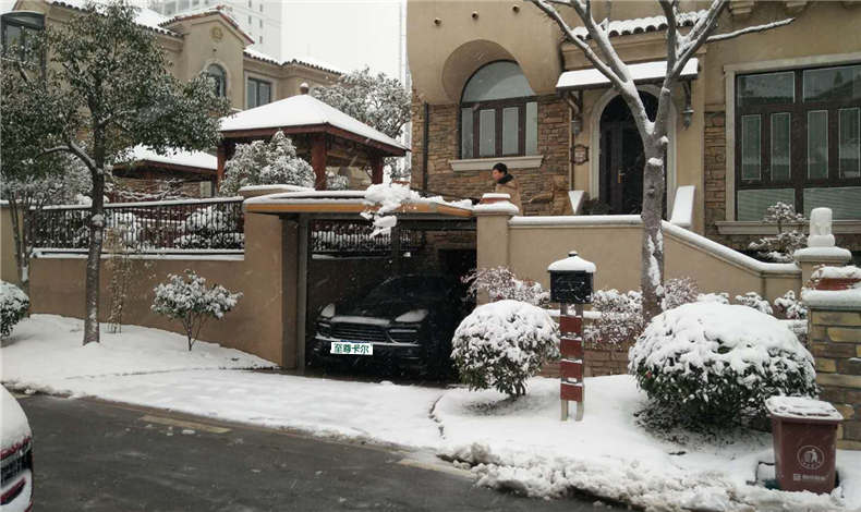 溫馨提示：注意積雪厚度，及時(shí)清除車棚積雪