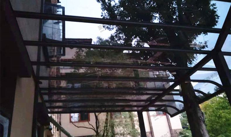 門前有棵樹，不想把樹砍了怎么搭建耐力板雨棚？