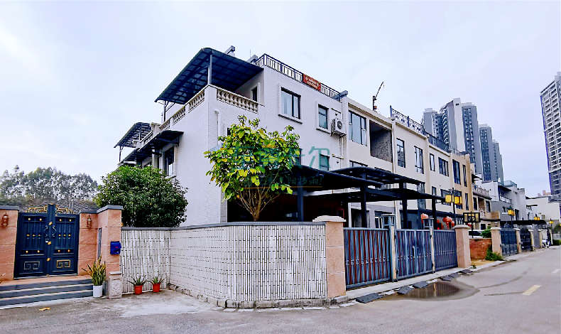 講真的，再高級的別墅，也經(jīng)不住土氣的雨棚滿墻裝