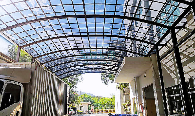 陽(yáng)光雨棚建議裝這種材質(zhì)，高透光，不易碎，能用20年